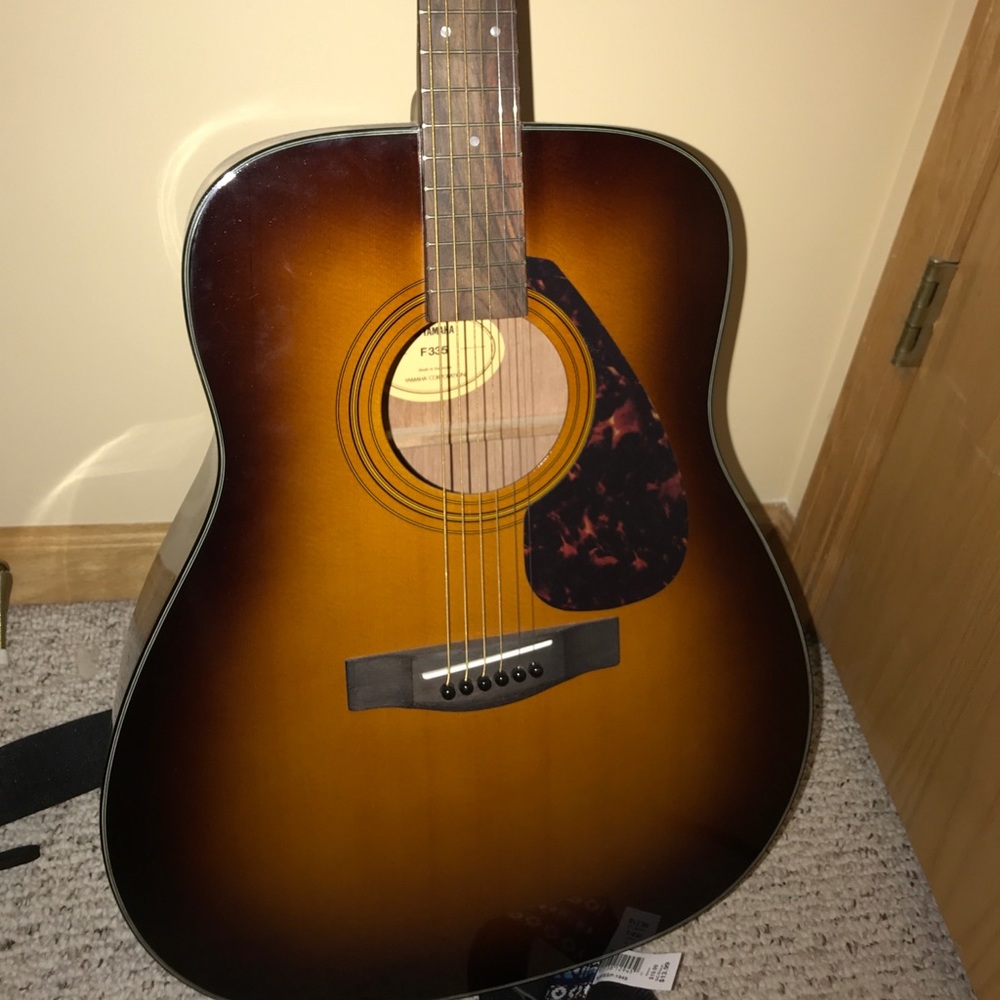 Yamaha F335 guitar with guitar strap.
